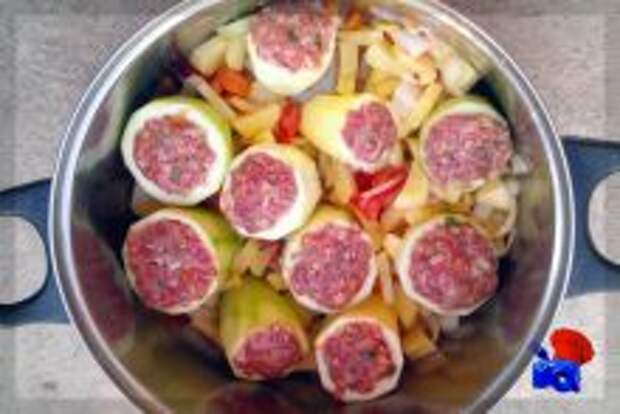 фаршированные кабачки в кастрюле