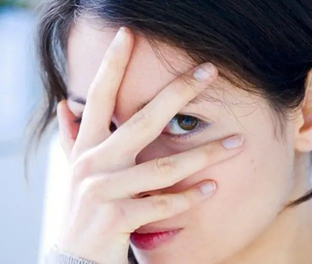 Бояться и стесняться.