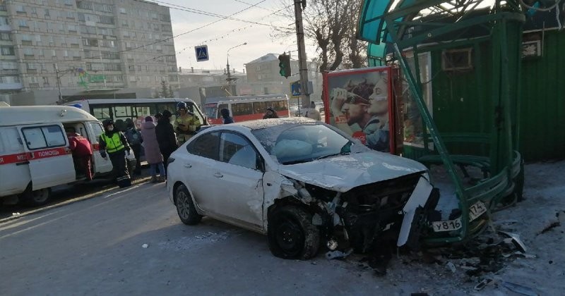 Авария дня. В Магнитогорске Hyundai въехал в остановку