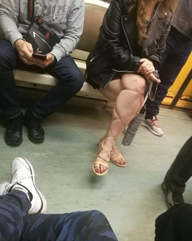 Так крепко затянула, что аж колени посинели Так крепко затянула, что аж колени посинели маразмы, метро, московское метро, питерское метро, подземка, прикол, фрики из подземки