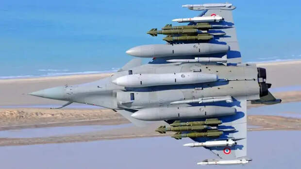 А еще хотели воевать с РФ: у французских истребителей Rafale почти закончились ракеты