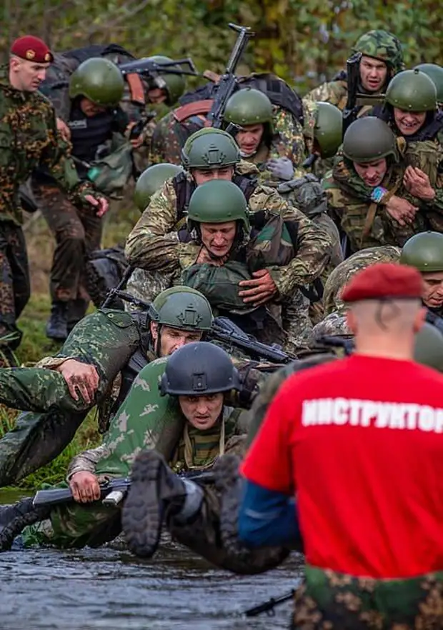 Спецназ какой год. Краповый берет ФСИН. Офицеры спецназа Краповые береты. Краповый берет спецназ ФСИН. Краповый берет спецназ Альфа.