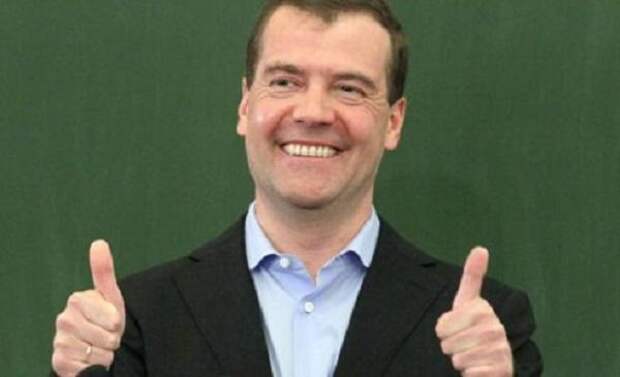 Денег нет, но ботинки за 50 тысяч: Медведев вновь оконфузился