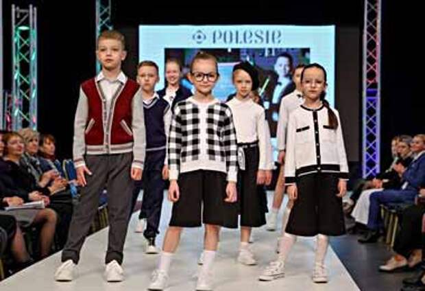 Беллегпром представил варианты школьной формы на новый учебный год.