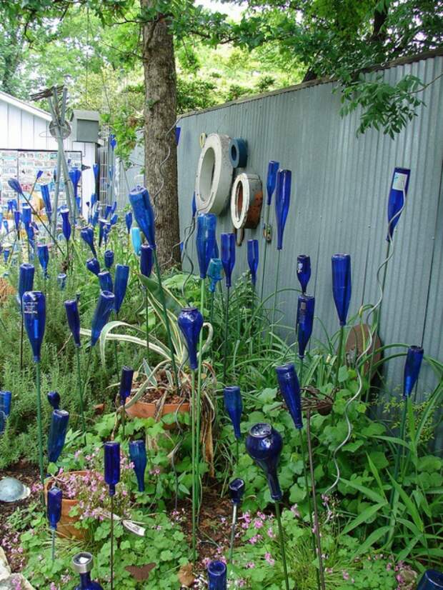 Синие бутылки в интерьере сада