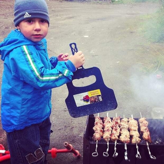Пап, уже готово? Раздувай, раздувай! Пап, уже готово? Раздувай, раздувай! дети, мужик, прикол, сыновья