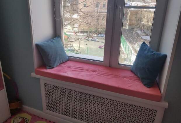 Если в комнате низкий подоконник, из него можно сделать мини-диван и читать книги у окна / Фото: cs2.livemaster.ru