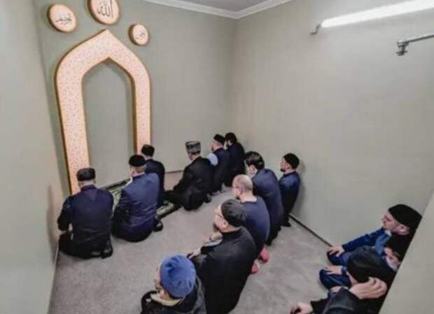 «Молитесь дома»: в университете ХМАО отказались создавать особые условия для приезжих студентов на ковриках