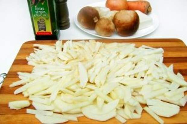 Картофель чистим и нарезаем соломкой.