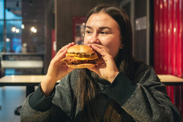 Человеческая ДНК в бургерах: Скандал с популярной сетью ресторанов быстрого питания