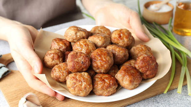 Тефтели получатся нежными и сочными: лайфхаки, благодаря которым все будут просить добавки