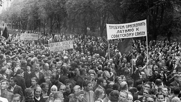 Одна из демонстраций в Латвии летом 1940 года с требованием присоединения к СССР