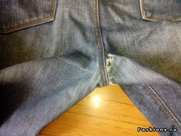 Мужские джинсы с несимпатичной дырой