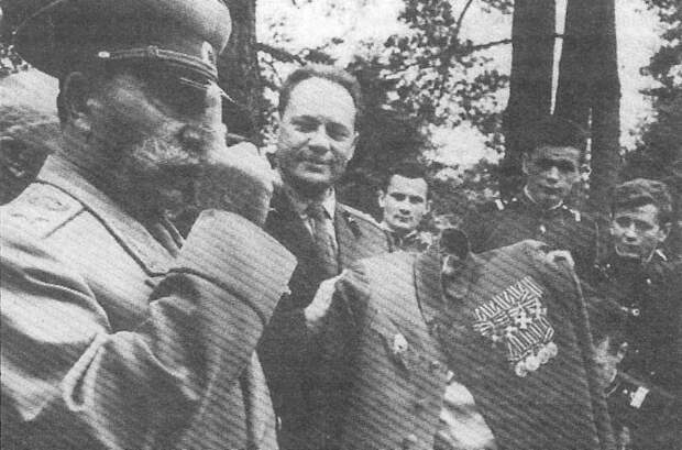 Маршал Советского Союза Будённый С. М. в старости, демонстрирует френч с царскими наградами