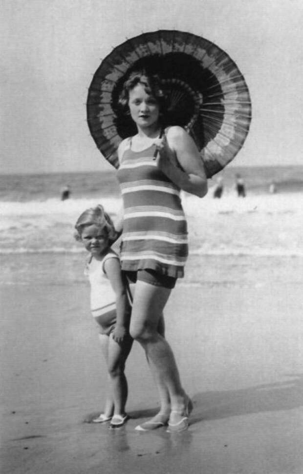 Марлен Дитрих с дочерью Мерилин Монро, бикини, волочкова, звезды, знаменитости, история, купальник, пляж