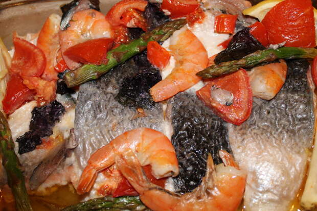 Рыба, запеченная в духовке с креветками и авокадо в сливках фото
