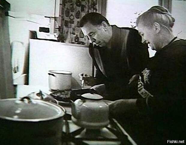 Анатолий Папанов на кухне вместе с женой.