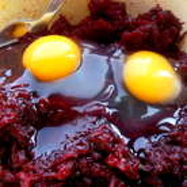 Вбиваем 2 яйца.
