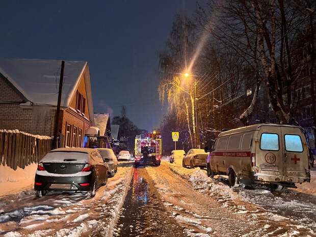 В Твери в районе "рюмки" загорелся деревянный дом