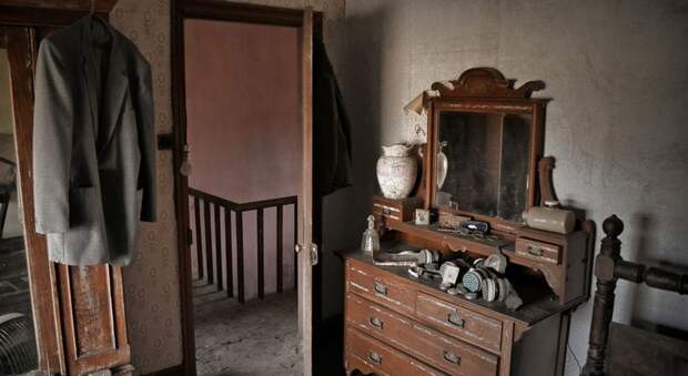 Дом в облаках: в Уэльсе нашли заброшенный дом, в который никто не заходил 60 лет в мире, находки