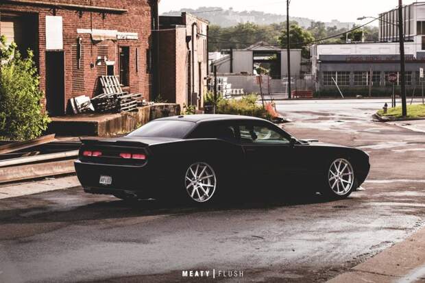 Dodge Challenger на дорогущих тапках принес stance в США Dodge Challenger на дорогущих тапках принес stance в США challenger, dodge, мускул-кар, тюнинг