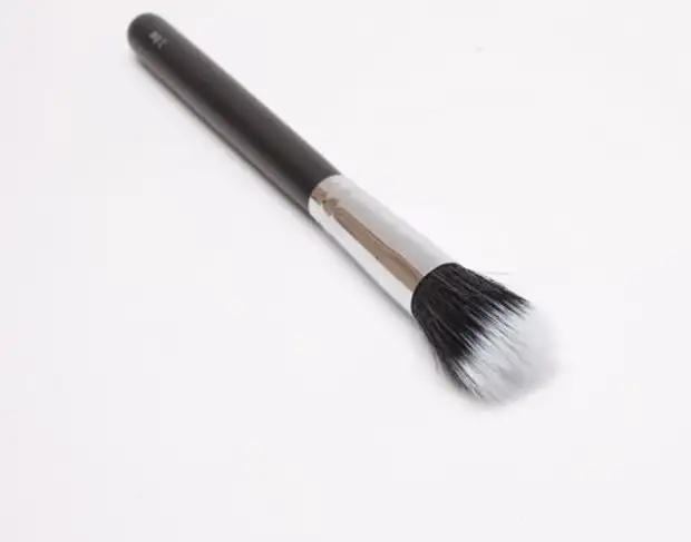 Чем лучше наносить тональный крем спонжем или кистью. Чем накраситься: бьюти-блендер, спонжик или кисть?