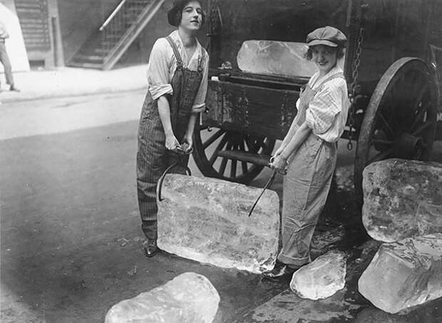 Женщины, доставляющие лёд, 1918