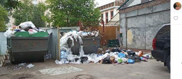 Из двора дома на Лефортовском валу забыли вывезти мусор