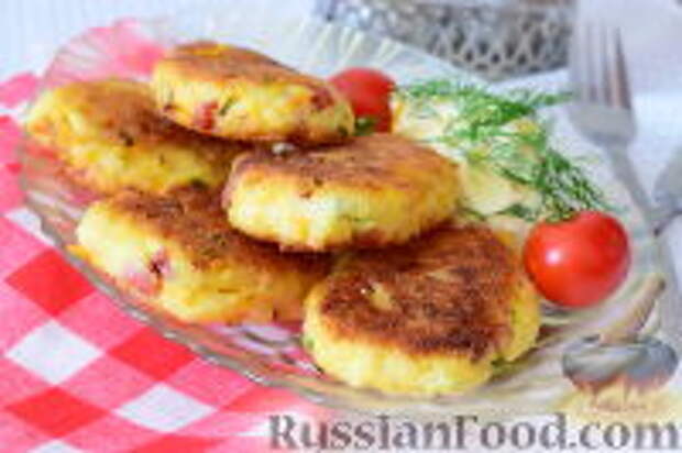 Фото к рецепту: Капустники с копчёной колбасой и сыром