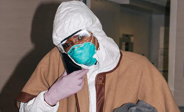 Здоровье дороже: Наоми Кэмпбелл выбросила пончо от Burberry за 4000 долларов, чтобы не заразиться коронавирусом