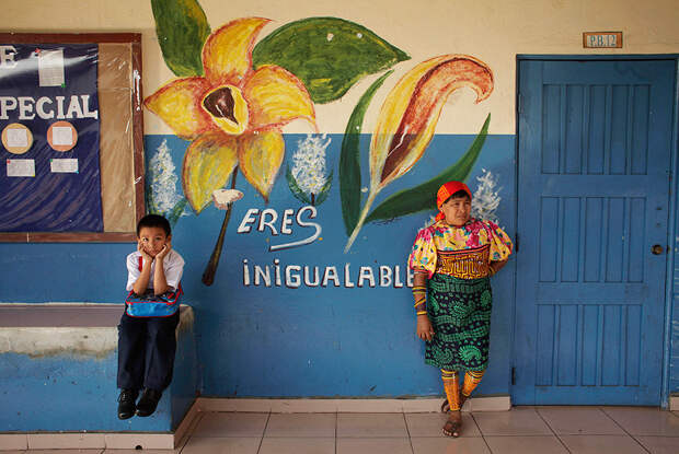 Юный ученик и его мама ожидают начала учебного дня у дверей школы в Панама-Сити. Февраль 2011 года.