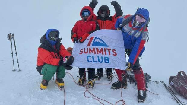 Российские альпинисты опровергли слухи о задержке на вулкане в Антарктиде