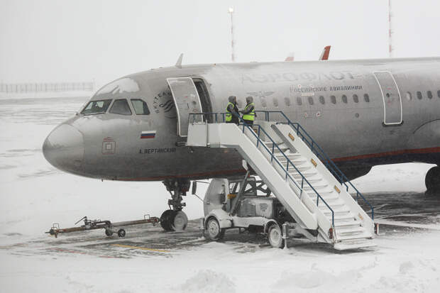 Сильный снегопад парализовал работу аэропорта Краснодара