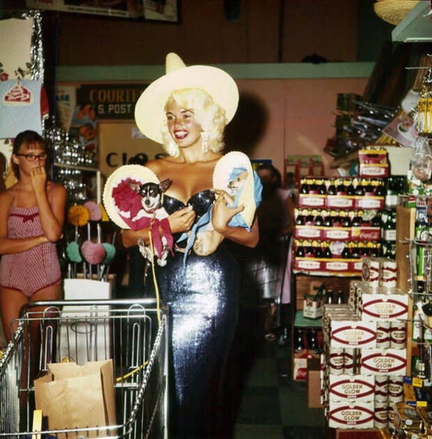 Американская киноактриса Джейн Мэнсфилд (Jayne Mansfield) в одном из супермаркетов Лас-Вегаса. 1959 год. Американская киноактриса Джейн Мэнсфилд (Jayne Mansfield) в одном из супермаркетов Лас-Вегаса. 1959 год.