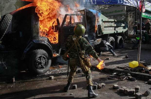 На Украине начали массово поджигать военные автомобили (ВИДЕО)