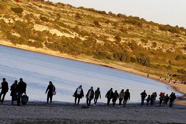 Из Сирии в Турцию продолжают идти беженцы, в которых стреляют турецкие военные Фото: REUTERS