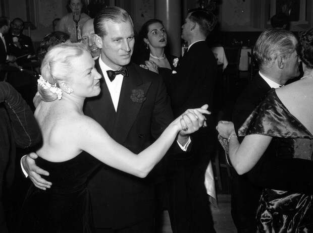 Принц Филипп принимает гостей в Empress Club, Лондон, 29 декабря 1951 года