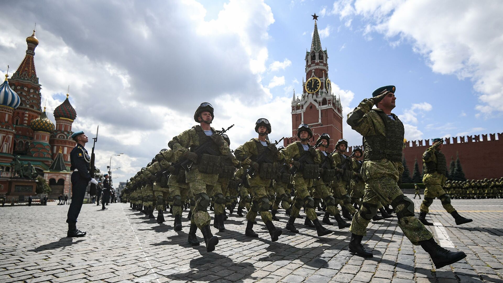 В Госдуме предложили включать службу в армии в трудовой стаж 