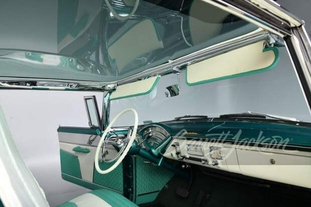 Думаете, панорамные крыши появились недавно? Посмотрите на этот на Mercury Montclair 1955 года
