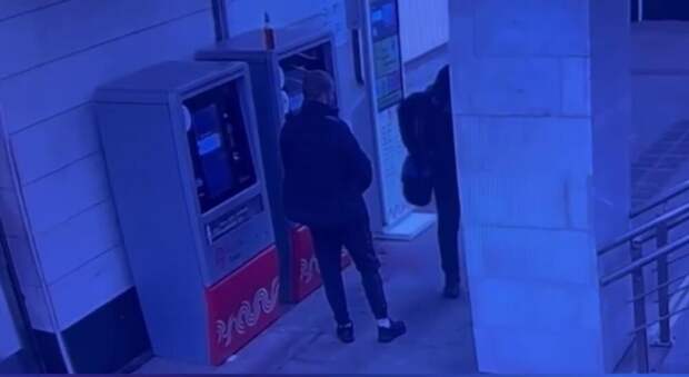 Мужчина скончался после избиения в переходе станции метро