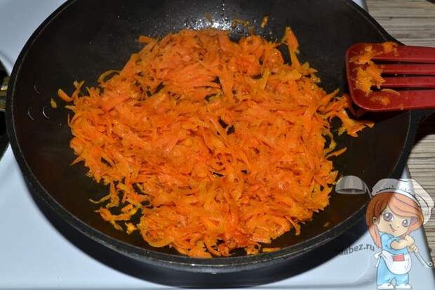 Обжариваем морковку на сковороде