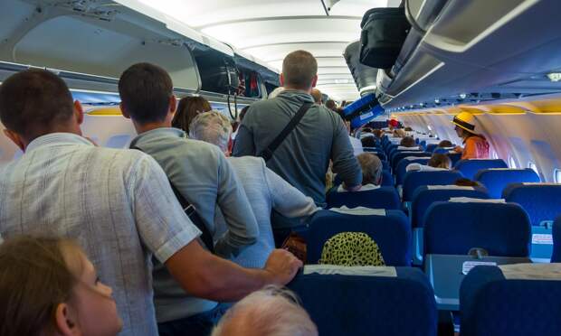 Врач из Екатеринбурга спасла женщину на борту самолета — у нее начался отек легких