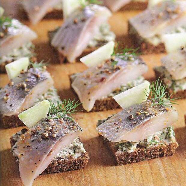 «Взрослые закусывают этим водку — так вкуснее»: иностранцы о русской кухне