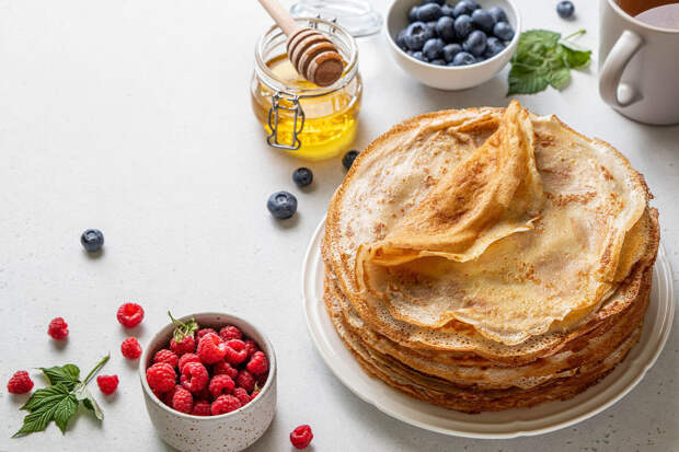 Врач Молостова посоветовала не съедать больше трех блинов за один раз