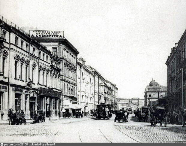 Неглинная улица сразу после Кузнецкого моста в сторону Трубной площади, 1900-1907.