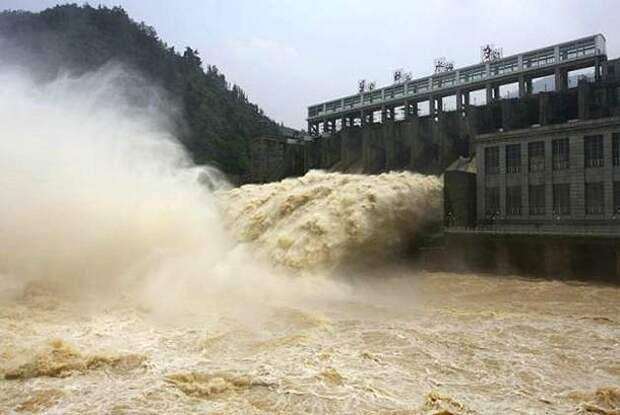Разрыв дамбы. Прорыв плотины строящейся ГЭС "кыадат". Прорыв дамбы в Китае. Хубэй прорыв плотины. Гидродинамические аварии дамбы.