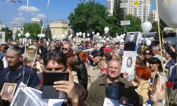 В Киеве нападают на участников акции «Бессмертный полк», срывают Георгиевские ленты