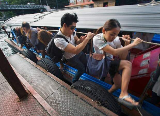 Моторные лодки — распространенный общественный транспорт в таиландском Бангкоке в мире, дорога, езда, люди, пробка