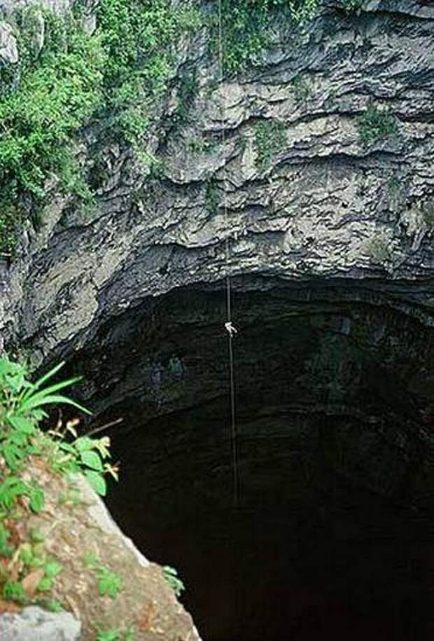 Спуск в пещеру Ласточек