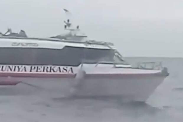 Судно с сотней туристов начало тонуть на Бали и попало на видео